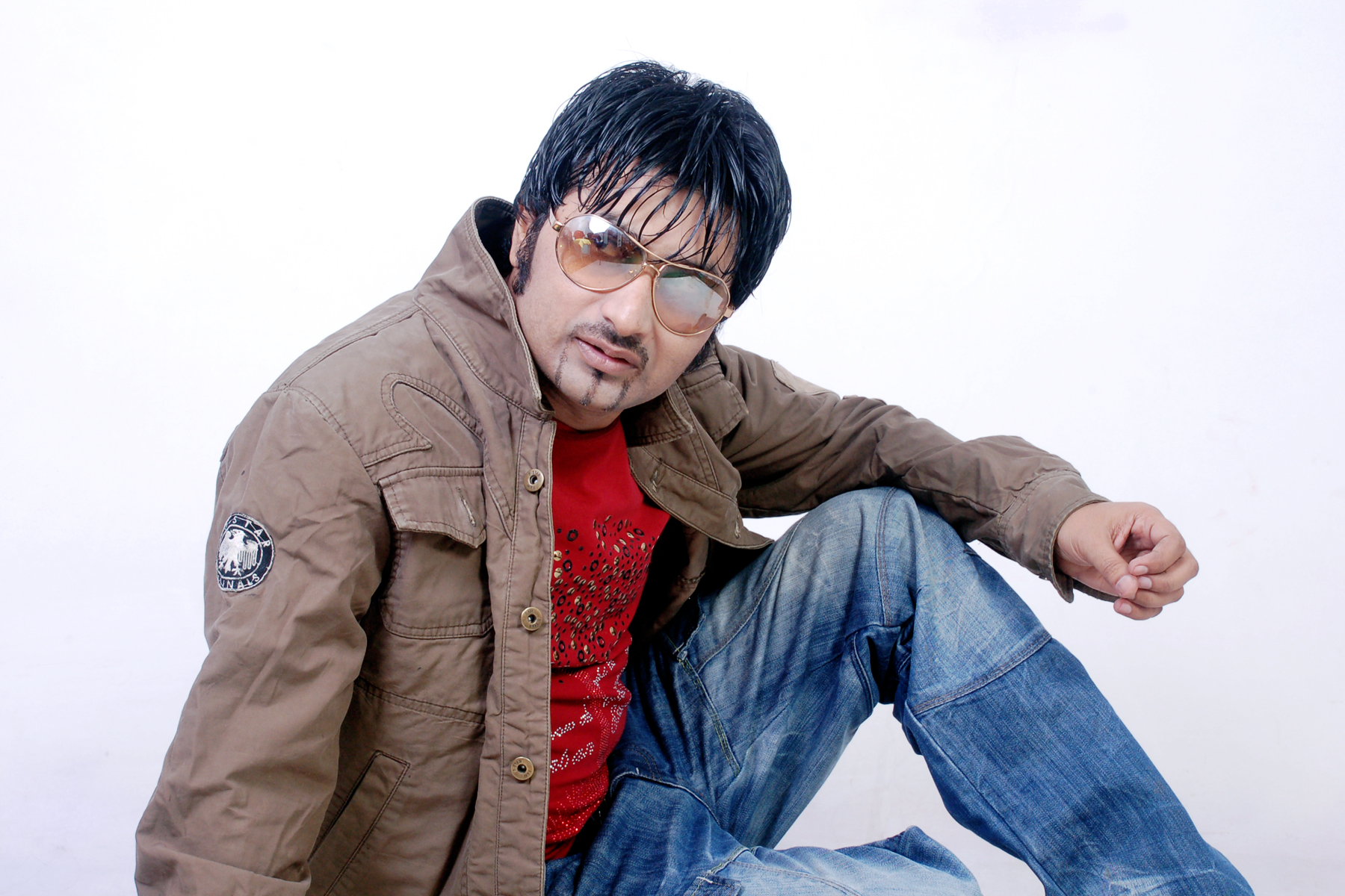 Short Bio of Famous Singer 